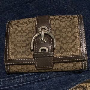 - Coach wallet with buckle Snap